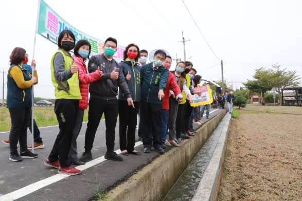 111.01.28市長黃偉哲視察後壁農地重劃區東西24、25、26路的農水路改善成果。