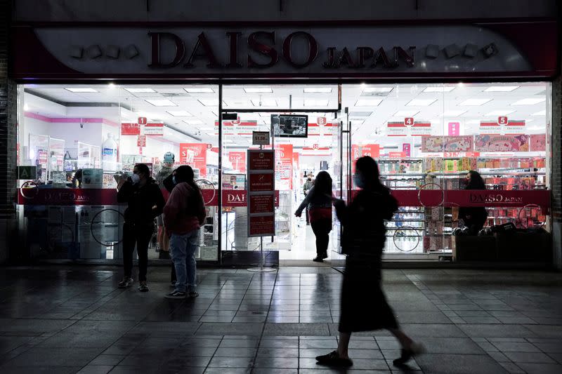 FOTO DE ARCHIVO: Los compradores con mascarillas se ven afuera de una tienda Daiso en MaDang Mall en el vecindario Koreatown de Los Ángeles, California, EEUU,