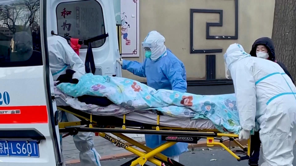 Personal médico traslada a un paciente de covid al Hospital Chaoyang en Beijing, China, el 13 de diciembre de 2022, en esta captura de pantalla tomada de un video de Reuters TV. REUTERS TV vía REUTERS