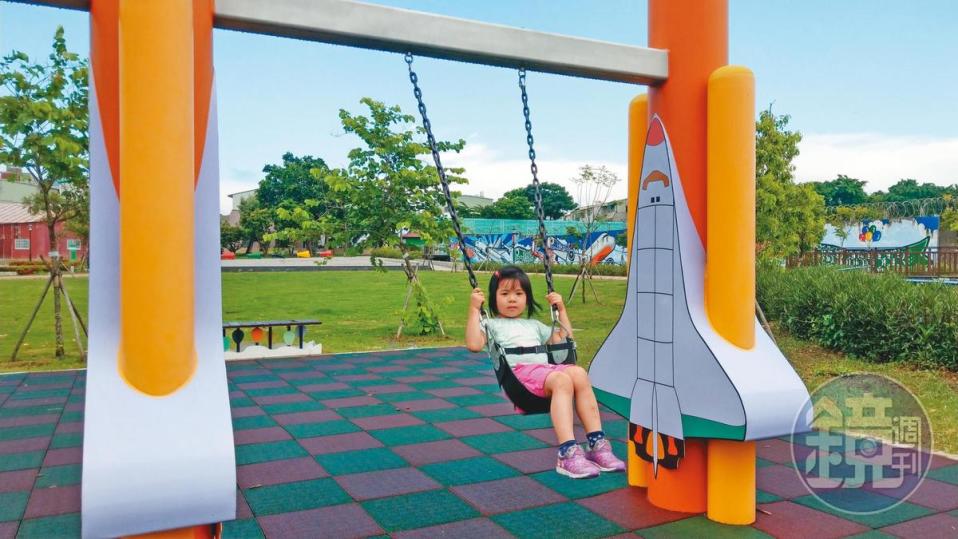 明和公園是臺南市第一座地景式特色遊戲場，公園內配合起伏地形，建置各式創意遊具。