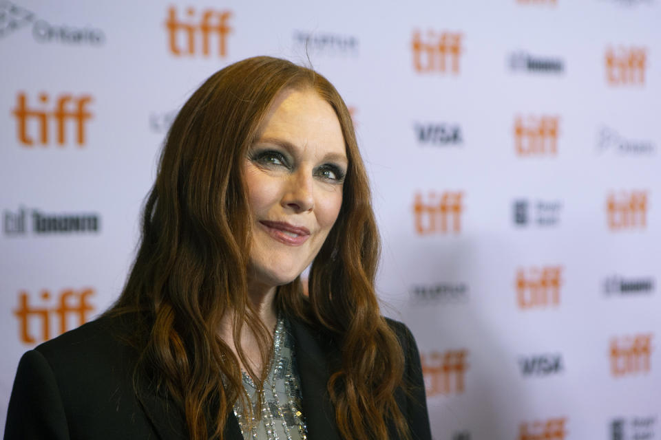 Julianne Moore recorre la alfombra roja para promover la película "Dear Evan Hansen" en el Festival Internacional de Cine de Toronto, el 9 de septiembre de 2021 en Toronto, Canadá. (Chris Young/The Canadian Press via AP)