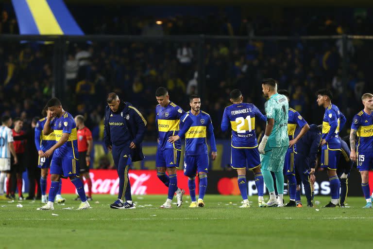 Almirón, con sus jugadores en la Bombonera