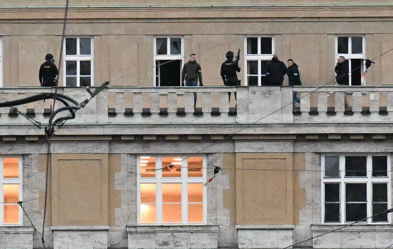 Policías armados en el balcón de la Universidad Carolina en el centro de Praga, el 21 de diciembre de 2023