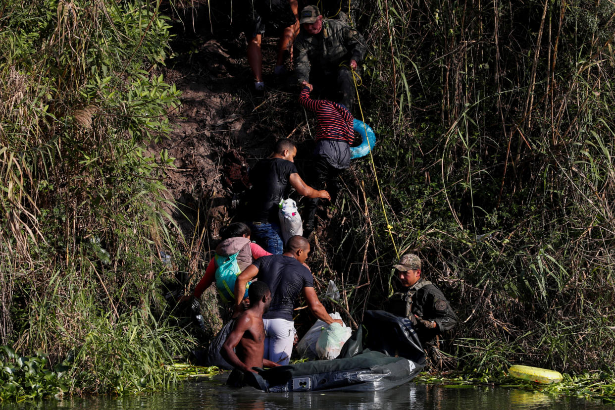 Este es el tipo de imágenes que aparecen cuando se realiza la búsqueda de la palabra migrantes en YouTube: Personas en grupos, sin rostros, en condiciones difíciles. (REUTERS/Daniel Becerril)