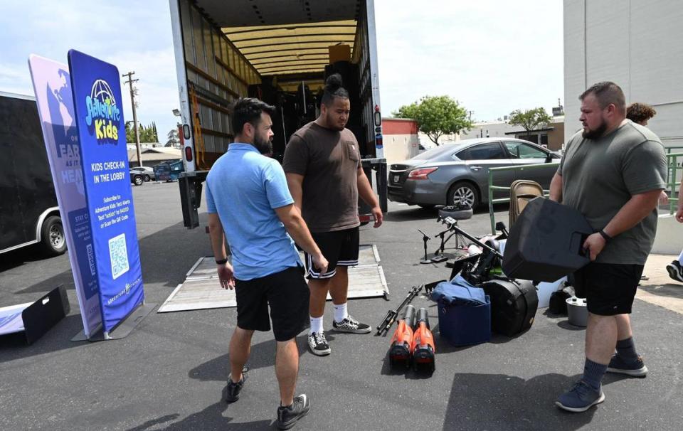 Los trabajadores de Adventure Church cargan un camión de mudanzas mientras la iglesia se muda del Tower Theatre el lunes por la mañana, 1 de agosto de 2022 en Fresno.