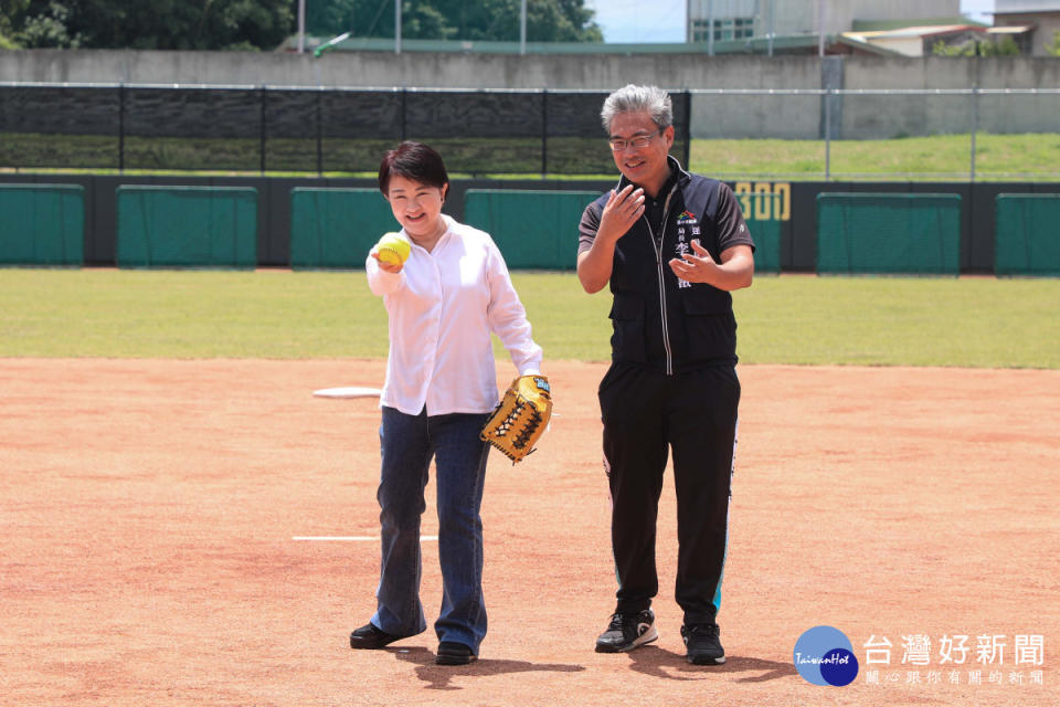 台中市長盧秀燕開球，慶賀台中國際壘球運動園區落成啟用。