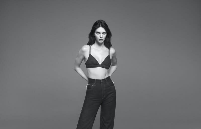 Kendall Jenner身上的丹寧Bra Top