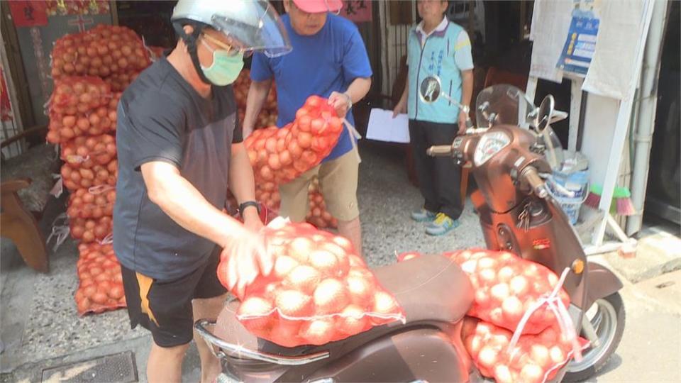 恆春洋蔥收成季　里長挺農民！買下一千包送里民