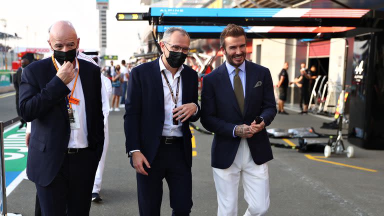 Stefano Domenicali, CEO del Grupo de Fórmula Uno, con el presidente de la FIFA, Gianni Infantino, y David Beckham, antes del Gran Premio de F1 de Qatar.