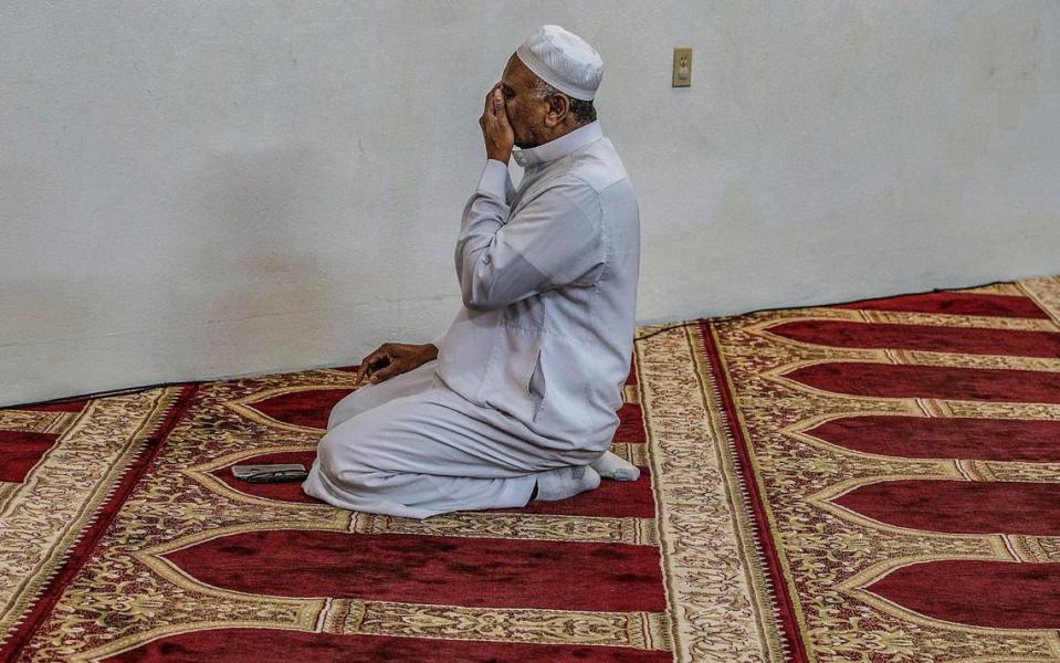 Yahya Ibrahim, de Miramar, reza la oración del maghrib durante la jornada de puertas abiertas del Ramadán en Masjid Al-Ansar,  el jueves 6 de abril de 2023. Masjid Al-Ansar es la mezquita más antigua de la Florida.