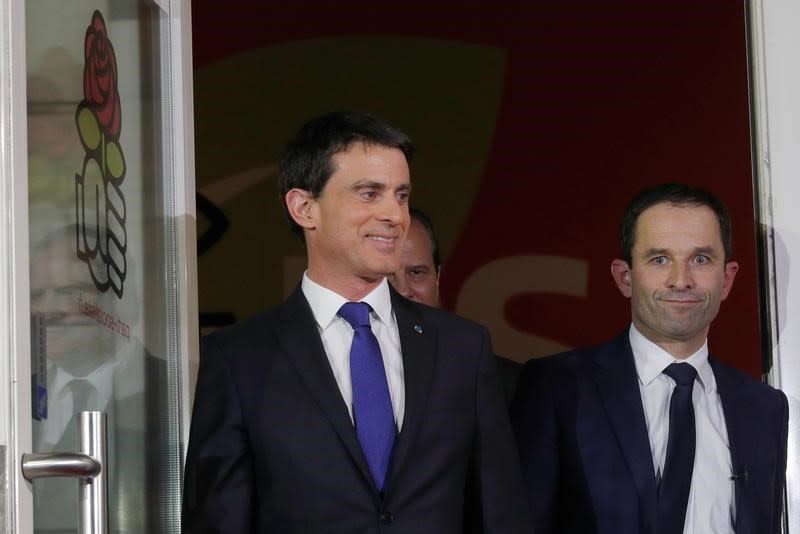 Manuel Valls ne parrainera pas le candidat socialiste à la présidentielle, Benoît Hamon, et compte, avec des élus de sa sensibilité, empêcher un second tour Le Pen-Fillon et se préparer à participer à une future majorité présidentielle. /Photo prise le 29 janvier 2017/REUTERS/Philippe Wojazer