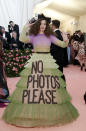 <p>Pedir que no te hagan fotos en la mediática Met Gala es una misión imposible, pero Hailee Steinfeld lo intentó con su vestido de Viktor & Rolf. (Foto: Mario Anzuoni / Reuters). </p>