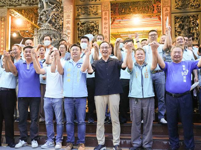 國民黨主席朱立倫今(28)日前往新北市新莊，陪同立法委員參選人蔣欣璋前往古剎新莊地藏庵參香，其父新北市議長蔣根煌、在地議員蔡健堂以及國民黨新北市黨部主委黃志雄也一同出席。（黃敬文攝）