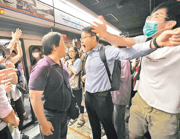 列車受阻，月台上有市民一度發生爭執。（美聯社圖片）