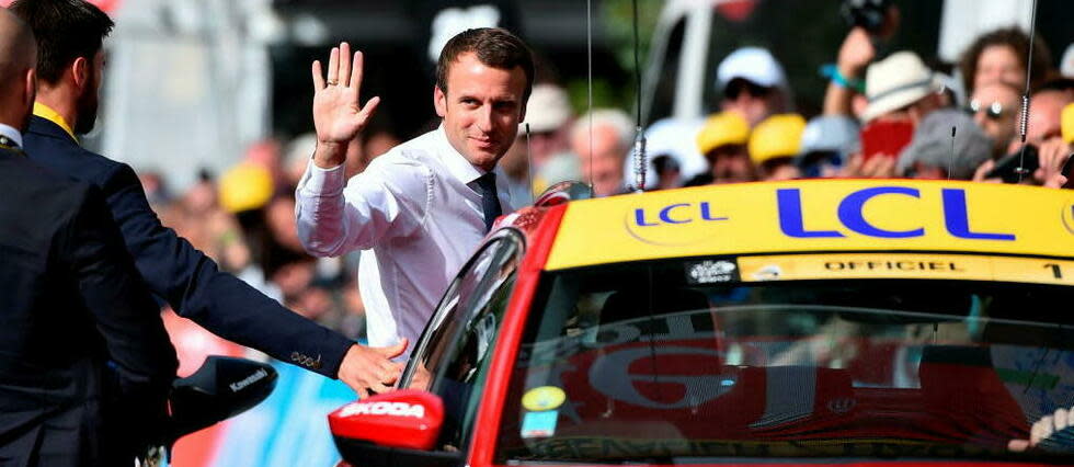 Emmanuel Macron se rend chaque année sur le parcours du Tour de France, souvent lors de son passage dans les Pyrénées. (illustration)  - Credit:Alexandre MARCHI / MAXPPP / PHOTOPQR/L'EST REPUBLICAIN/MAXPP