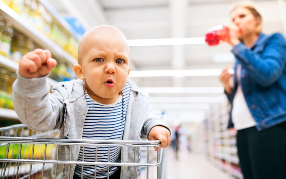 Im Supermarkt bockige Kinder zu erleben, ist ja schon fast keine Seltenheit mehr ... Wenn sie aber dann noch zu kleinen Dieben werden, kann es ganz schön peinlich werden. (Bild: iStock / Halfpoint)