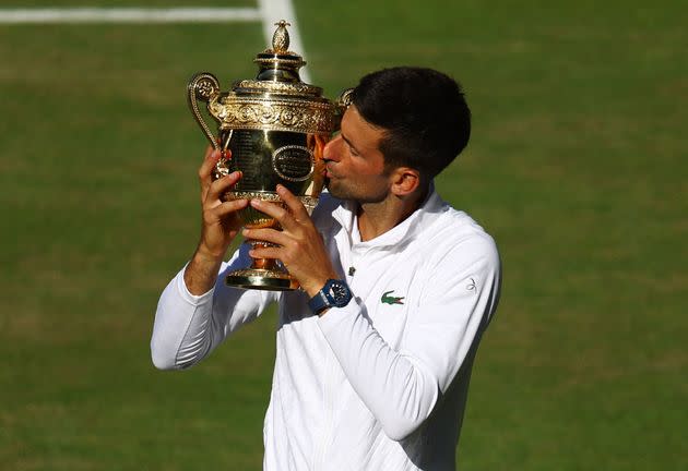 En remportant une nouvelle fois Wimbledon, Novak Djokovic n'est plus qu'à un titre de plusieurs records de l'histoire du tennis. (Photo: Hannah Mckay via Reuters)