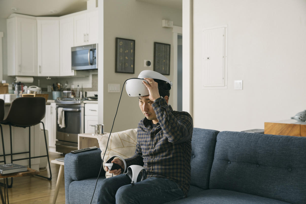 El periodista de The New York Times Brian Chen prueba el nuevo PlayStation VR2 de Sony en Oakland, California, el 14 de febrero de 2023. (Jason Henry/The New York Times)