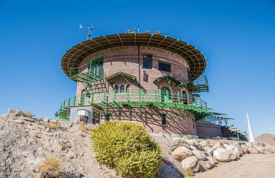 <p>En la imagen, el Hard Luck Mine Castle, una fortaleza en mitad del desierto de Nevada que se encuentra a la venta por 800.000 euros y que aseguran es el lugar ideal para los <em>preppers</em>, aquellas personas que se preparan para la llegada del apocalipsis. Y es que se trata de una casa aislada de la civilización y, al mismo tiempo, totalmente autosuficiente. (Foto: <a rel="nofollow noopener" href="http://ghosttownforsale.com/" target="_blank" data-ylk="slk:GhostTownForSale;elm:context_link;itc:0;sec:content-canvas" class="link ">GhostTownForSale</a> / <a rel="nofollow noopener" href="http://www.bishoprealestate.com/" target="_blank" data-ylk="slk:Bishop Real Estate;elm:context_link;itc:0;sec:content-canvas" class="link ">Bishop Real Estate</a>). </p>