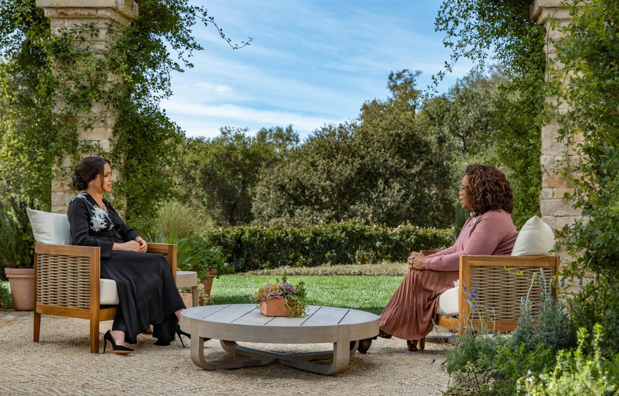 <p>En esta imagen proporcionada por Harpo Productions y publicada el 5 de marzo de 2021, Oprah Winfrey entrevista al príncipe Harry y a Meghan Markle en un especial de horario estelar de CBS que se estrenará en CBS el 7 de marzo de 2021.</p> (Foto de Harpo Productions / Joe Pugliese a través de Getty Images)