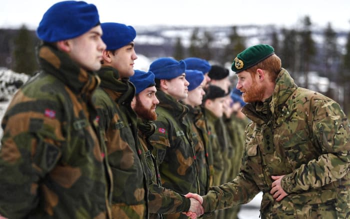 El príncipe Harry saluda a unos militares 