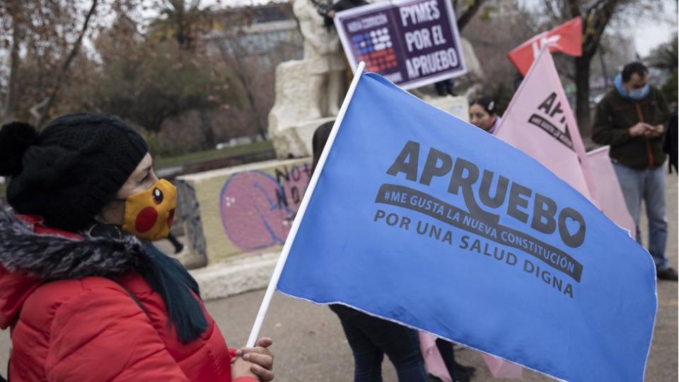 Manifestantes promueven el voto a favor de la nueva Constitución