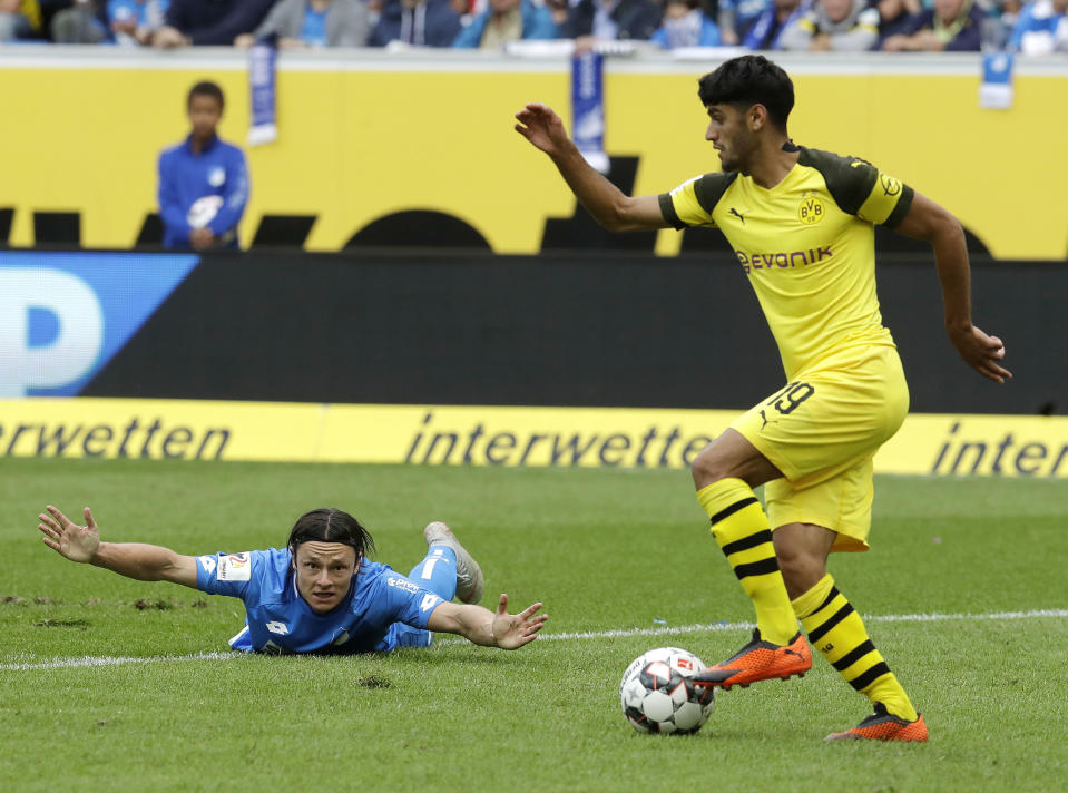 Nico Schulz (izquierda) de Hoffenheim gesticula mientras que Mahmoud Dahoud de Borussai Dortmund controla el balón en el partido por la Bundesliga, el sábado 22 de septiembre de 2018. (AP Foto/Michael Probst)