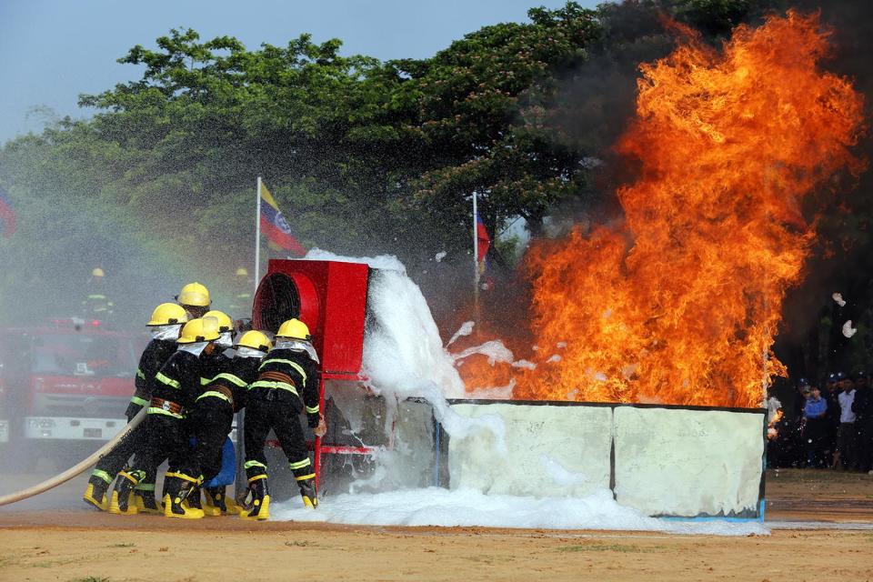 <p>Members of the Myanmar Fire Services Department participate in a fire drill during the Fire Service Department Day demonstration in Naypyitaw, Myanmar, May 5, 2017. (Photo: Hein Htet/EPA) </p>