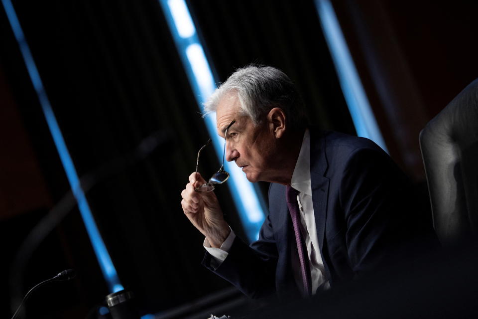 O presidente do Conselho do Federal Reserve dos EUA, Jerome Powell, aguarda sua audiência de renomeação perante o Comitê de Bancos, Habitação e Assuntos Urbanos do Senado no Capitólio, em Washington, EUA, em 11 de janeiro de 2022.  Brendan Smialowski/Poole via REUTERS