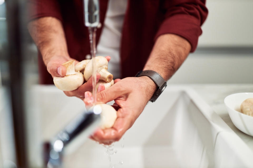 Aunque no te lo imagines, los hongos no se deben de lavar con agua y jabón