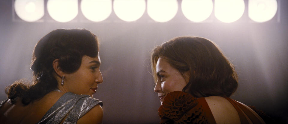Gal Gadot, izquierda, y Rose Leslie en una escena de "Death on the Nile" en una imagen proporcionada por 20th Century Studios. (20th Century Studios via AP)