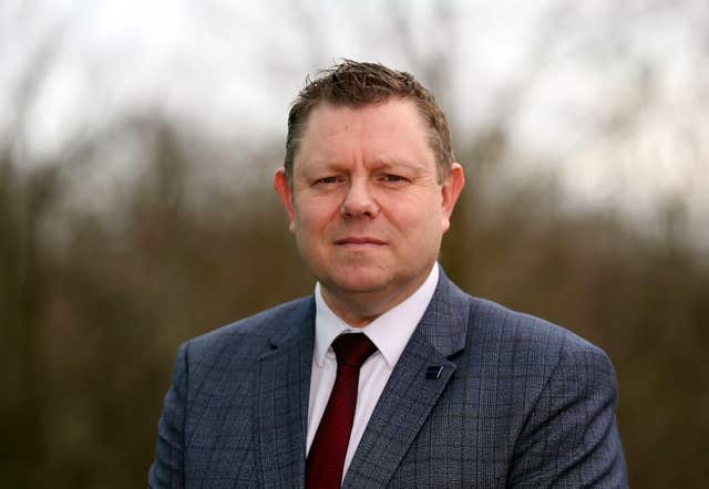 Chairman of the Police Federation of England and Wales John Apter presented the award to Pc Outten