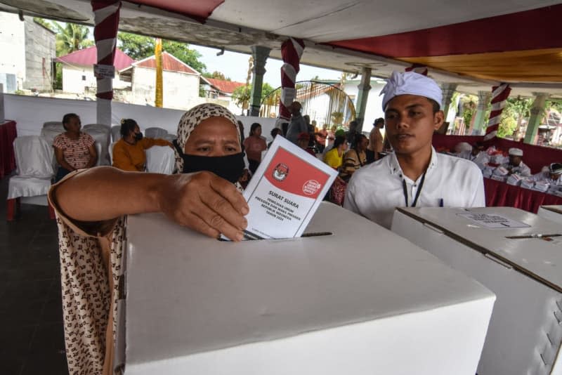 A woman casts her ballot at a polling station during the general elections in Bandung. More than 200 million voters in Indonesia will head to the polls to elect a new president, vice president, and parliamentary and local representatives in the world's largest single-day election. Adi Pranata/ZUMA Press Wire/dpa