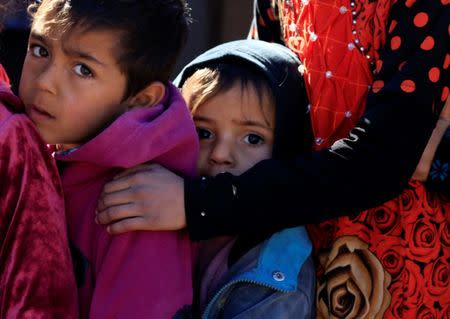 Displaced children who fled the clashes queue to receive aid from Iraqi security forces in Antesaar neighborhood of Mosul, Iraq, January 24, 2017. REUTERS/Alaa Al-Marjani