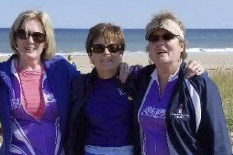 Joanne Mellady (der) posa con sus hermanas Jean Sinofsky (izq) y Joyce Smith en Cape Cod, Massachusetts, en septiembre del 2018. Mellady falleció a raíz del coronavirus tras sobrevivir a un doble trasplante de pulmones en el 2007. (Ed Sinofsky vía AP)