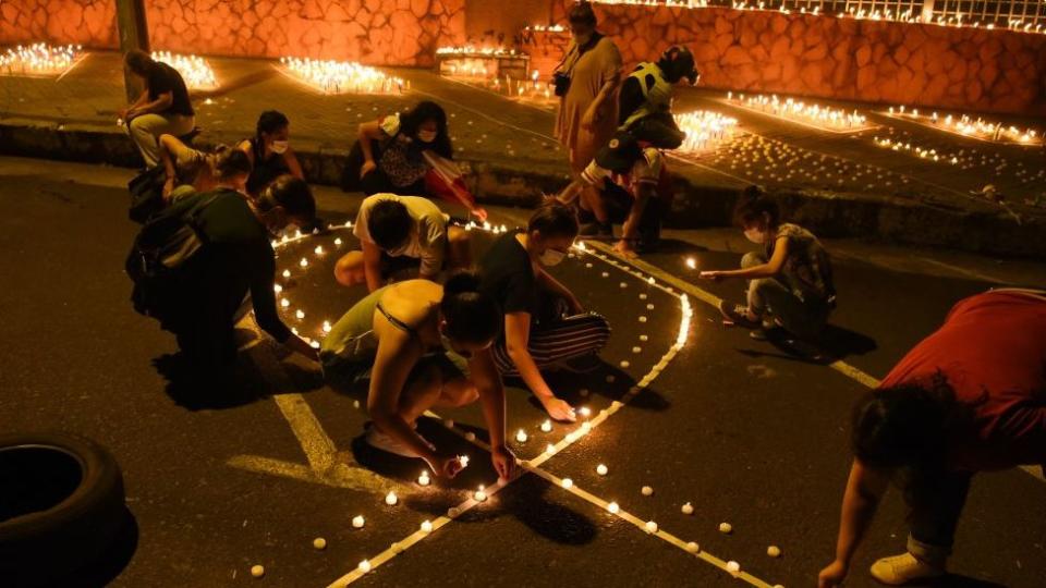 Familiares de las víctimas de covid encienden velas frente al Ministerio de Salud en Asunción, Paraguay