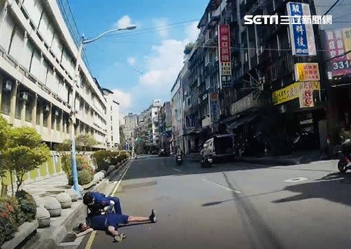 警方將姜男移至路旁避免發生意外。（圖／翻攝畫面）