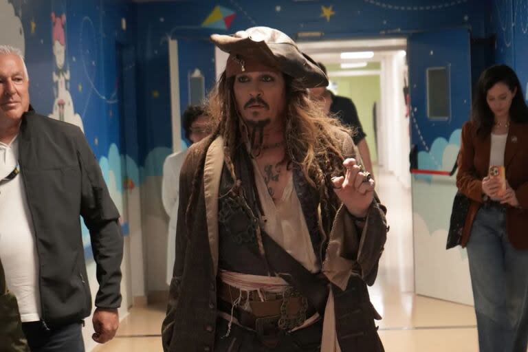 El actor de Piratas del Caribe sorprendió a los niños internados en un hospital de España al visitarlos vestido de Jack Sparrow