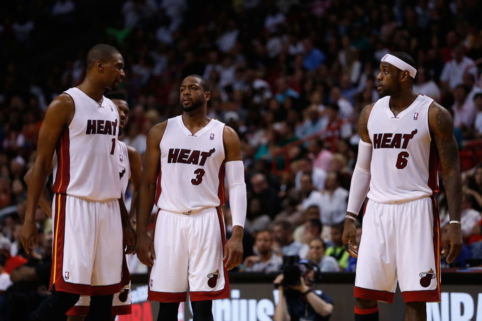 Chric Bosh (1), Dwyane Wade (3) y LeBron James (6) integraron la tercia de ases más célebre desde el cambio de siglo cuando militaban en el Miami Heat.  (Foto: Christopher Trotman/Getty Images)