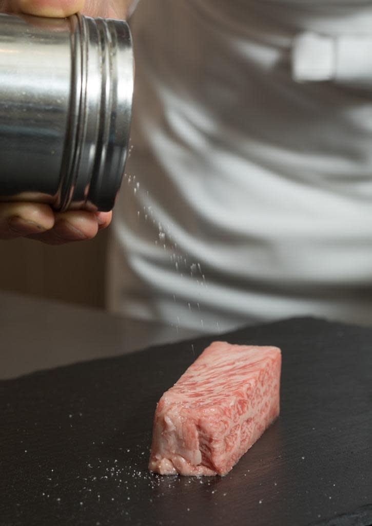 日本宮崎牛沙朗煎烤前只撒少許鹽調味，要盡展原味。（ROBIN’S 鐵板燒 ，4,000元套餐菜色／80g）