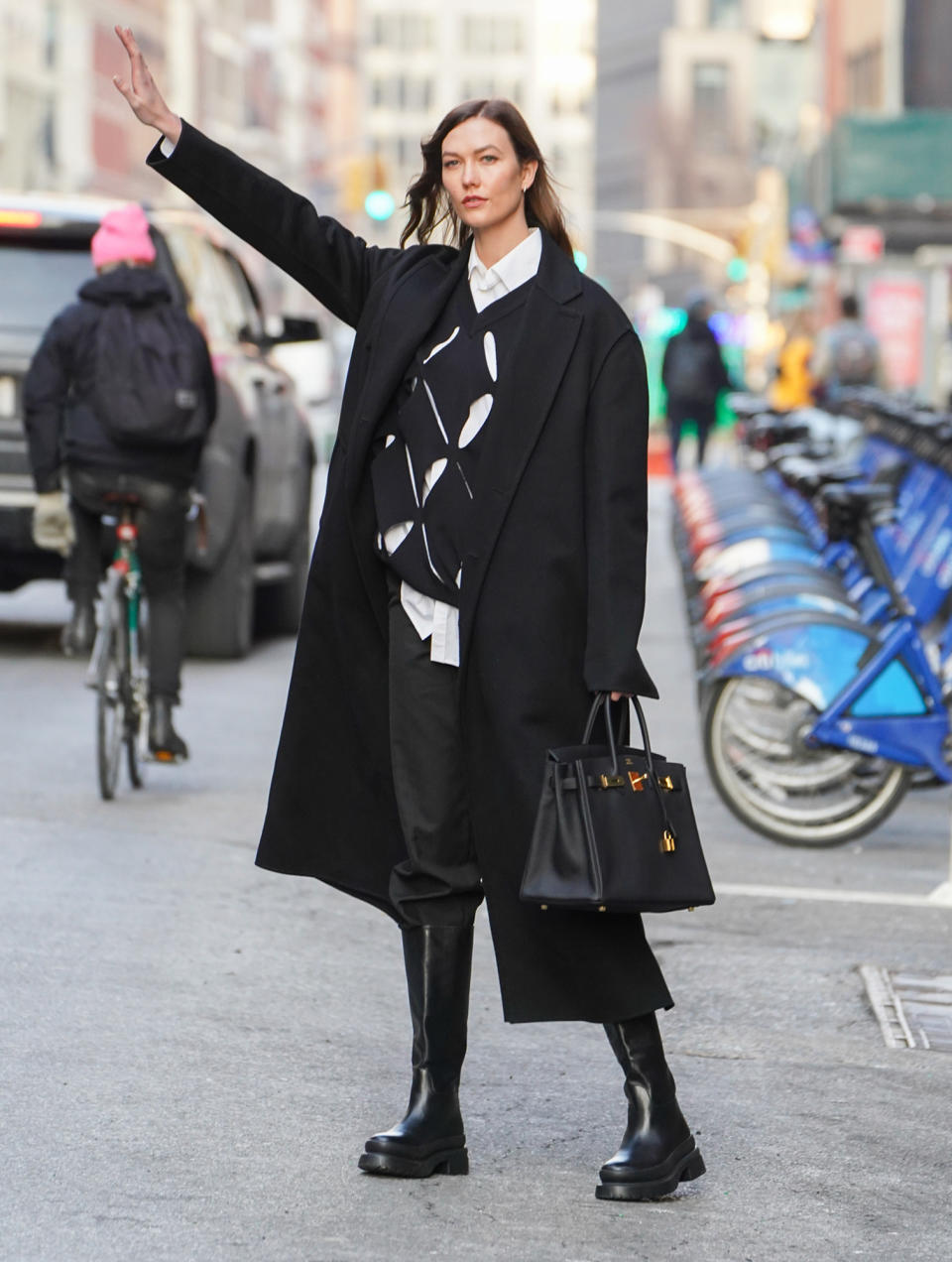 <p>Karlie Kloss hails a cab in New York City on Jan. 27.</p>