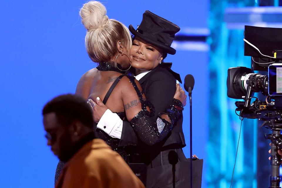 LAS VEGAS, NV - May 15: 2022 BILLBOARD MUSIC AWARDS -- Pictured: Mary J. Blige accepts the Icon Award onstage during the 2022 Billboard Music Awards at MGM Grand Garden Arena on May 15, 2022 in Las Vegas, Nevada. -- (Photo by Rich Polk/NBCU Photo Bank via Getty Images)