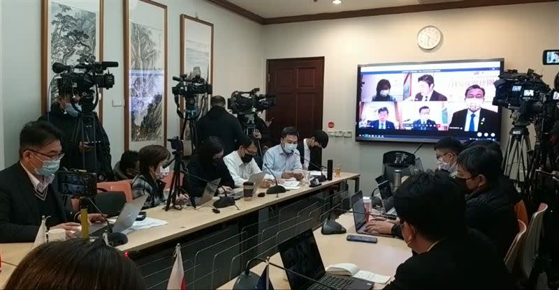 由湧言會召集人、民進黨立委王定宇及日本自民黨眾前議員中山秀泰等人發起「台日安保夥伴關係論壇」18日上午在立法院會議室透過視訊舉行。（圖／截取自王定宇臉書直播)