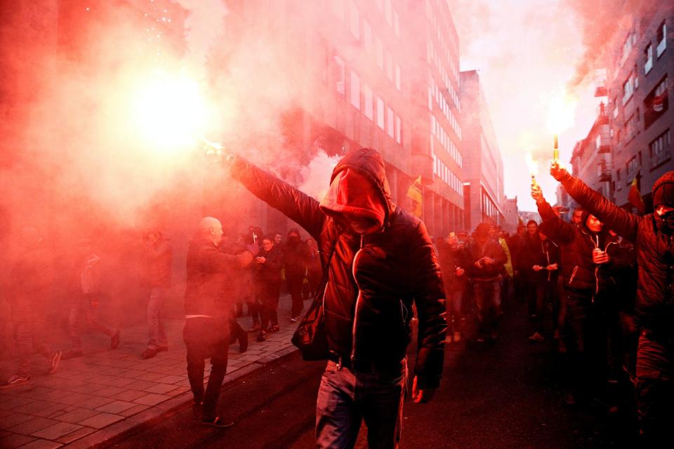 <span class="caption">Manifestantes flamencos de derecha y extrema derecha encienden bengalas durante una protesta contra el Pacto de Migración de Marrakech en Bruselas, Bélgica, el 16 de diciembre de 2018. </span> <span class="attribution"><a class="link " href="https://www.shutterstock.com/es/image-photo/protesters-rightwing-farright-flemish-associations-light-1288063057" rel="nofollow noopener" target="_blank" data-ylk="slk:Shutterstock / Alexandros Michailidis;elm:context_link;itc:0;sec:content-canvas">Shutterstock / Alexandros Michailidis</a></span>