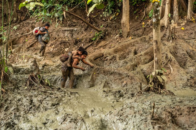 Migrantes en su peligroso camino en el Darién. (Federico Rios/The New York Times)