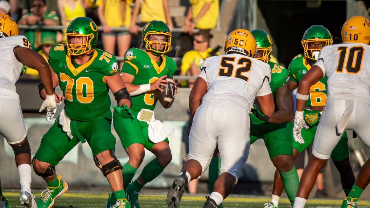 No. 3 Oregon struggles but prevails over Idaho 24-14