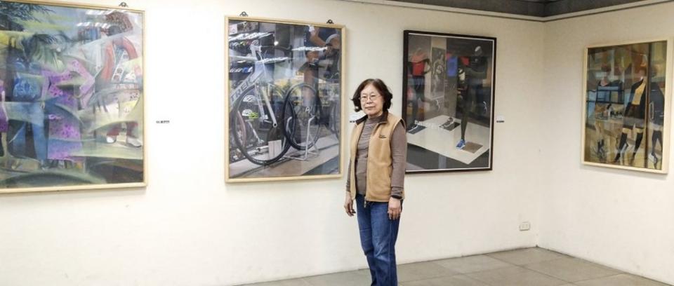 台南文化中心推出「鏡像‧緣」王麗香創作展，透過作品探討消費主義在生活中的風貌。 （記者林雪娟攝）