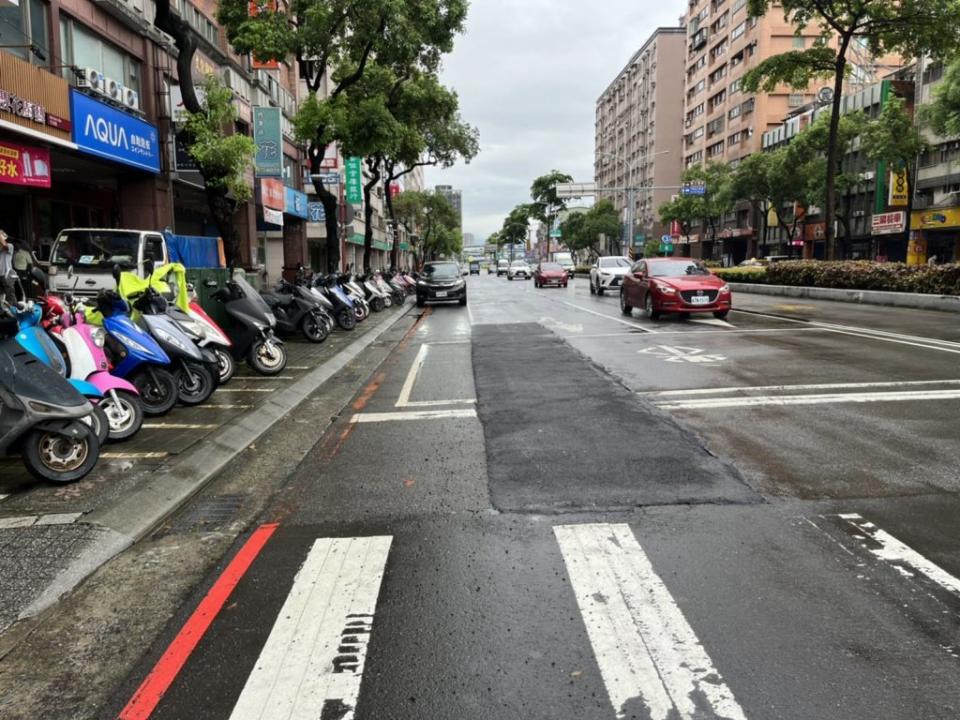 為改華江橋頭至雙十路口道路品質，新北市政府於6月17、18日連續兩天夜間交管進行銑鋪，請用路人配合交管提前改道。（新北市工務局提供）