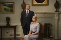 In "House Of Cards" entdeckt man gleich mehrere versteckte Parallelen zu den Werken Shakespeares. Frank Underwood (Kevin Spacey) hat nicht wenig vom brutalen Machtmensch Richard III. Der Zusammenhalt zwischen ihm und seiner Frau Claire (Robin Wright) erinnert zudem an das Königsmörder-Paar Macbeth. Außerdem steckt die Serie voller Metaphern und Anspielungen, die mit dem Shakespeare-Oeuvre in Verbindung stehen. (Bild: Sony / David Giesbrecht)