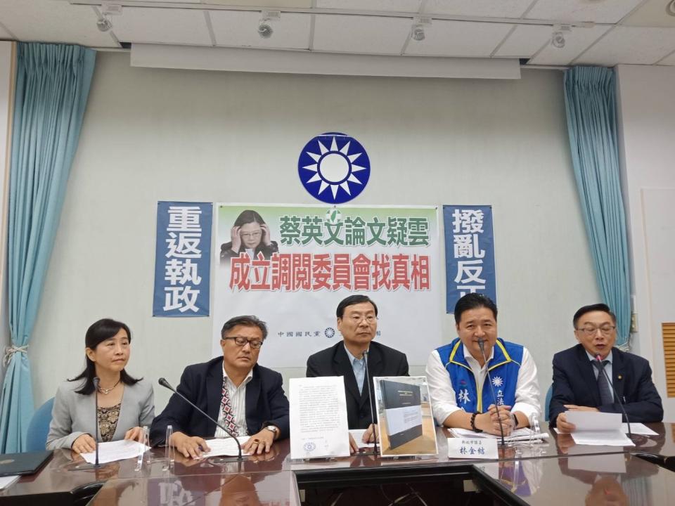 立法院國民黨團持續追打總統蔡英文學歷議題。   圖：立法院國民黨團/提供